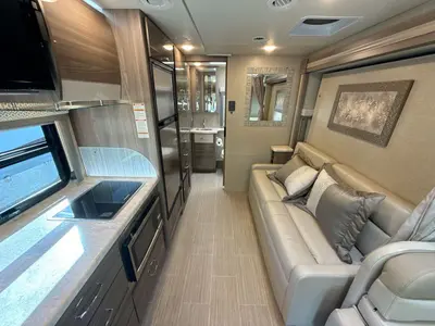 2021 Thor Motor Coach Tiburon photo 15