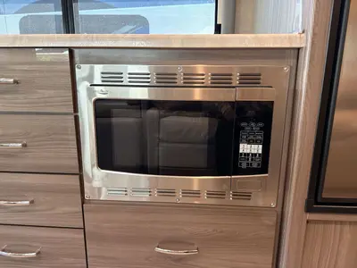 2021 Thor Motor Coach Tiburon photo 38