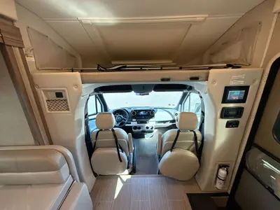 2021 Thor Motor Coach Tiburon photo 11