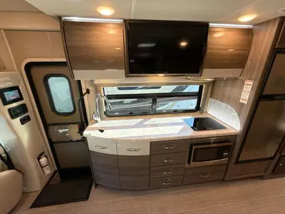 2021 Thor Motor Coach Tiburon photo 13
