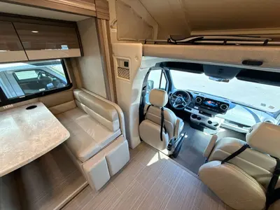 2021 Thor Motor Coach Tiburon photo 18