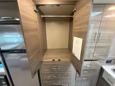 2021 Thor Motor Coach Tiburon photo 34