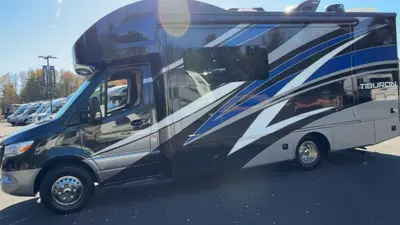 2021 Thor Motor Coach Tiburon photo 8