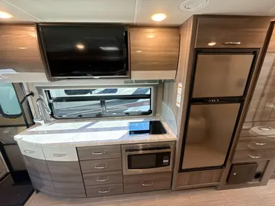 2021 Thor Motor Coach Tiburon photo 40