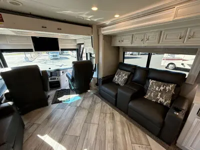 2022 Fleetwood Discovery photo 12