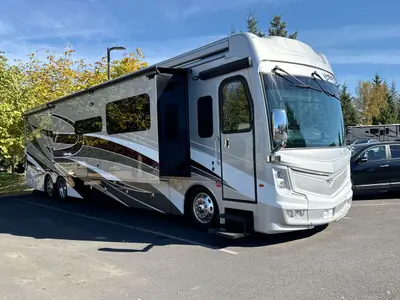 2022 Fleetwood Discovery photo 3