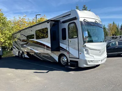 2022 Fleetwood Discovery exterior