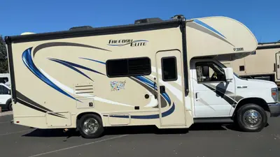 2019 Thor Motor Coach Freedom Elite photo 5