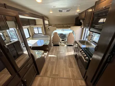 2019 Thor Motor Coach Freedom Elite photo 41