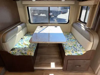 2019 Thor Motor Coach Freedom Elite photo 37