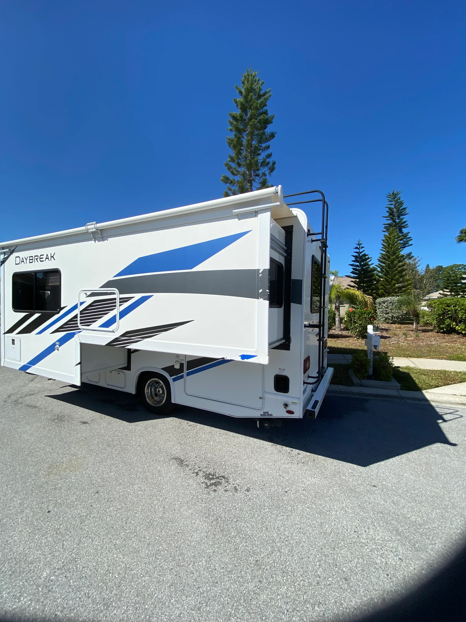 2020 THOR MOTOR COACH DAYBREAK exterior