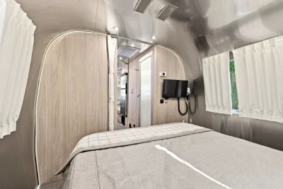 2022 AIRSTREAM GLOBETROTTER photo 9