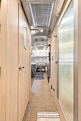 2022 AIRSTREAM GLOBETROTTER photo 4
