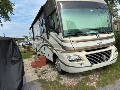 2010 FLEETWOOD SOUTHWIND photo 2