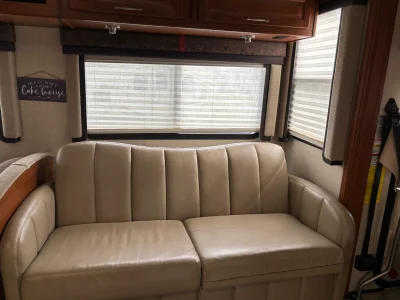 2010 FLEETWOOD SOUTHWIND photo 4