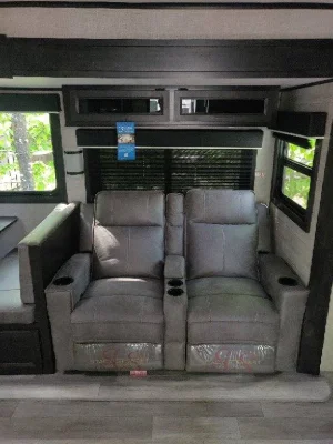 2022 JAYCO JAY FLIGHT photo 2