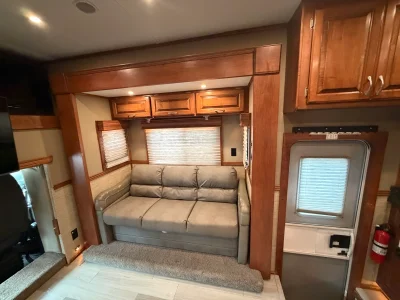 2015 SHOW HAULER 34QTSSL photo 13