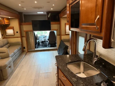 2015 SHOW HAULER 34QTSSL photo 3