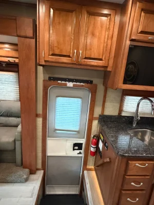 2015 SHOW HAULER 34QTSSL photo 5