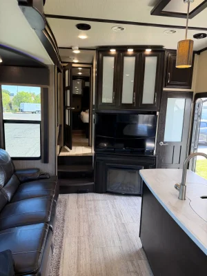 2018 GRAND DESIGN MOMENTUM M-CLASS photo 24