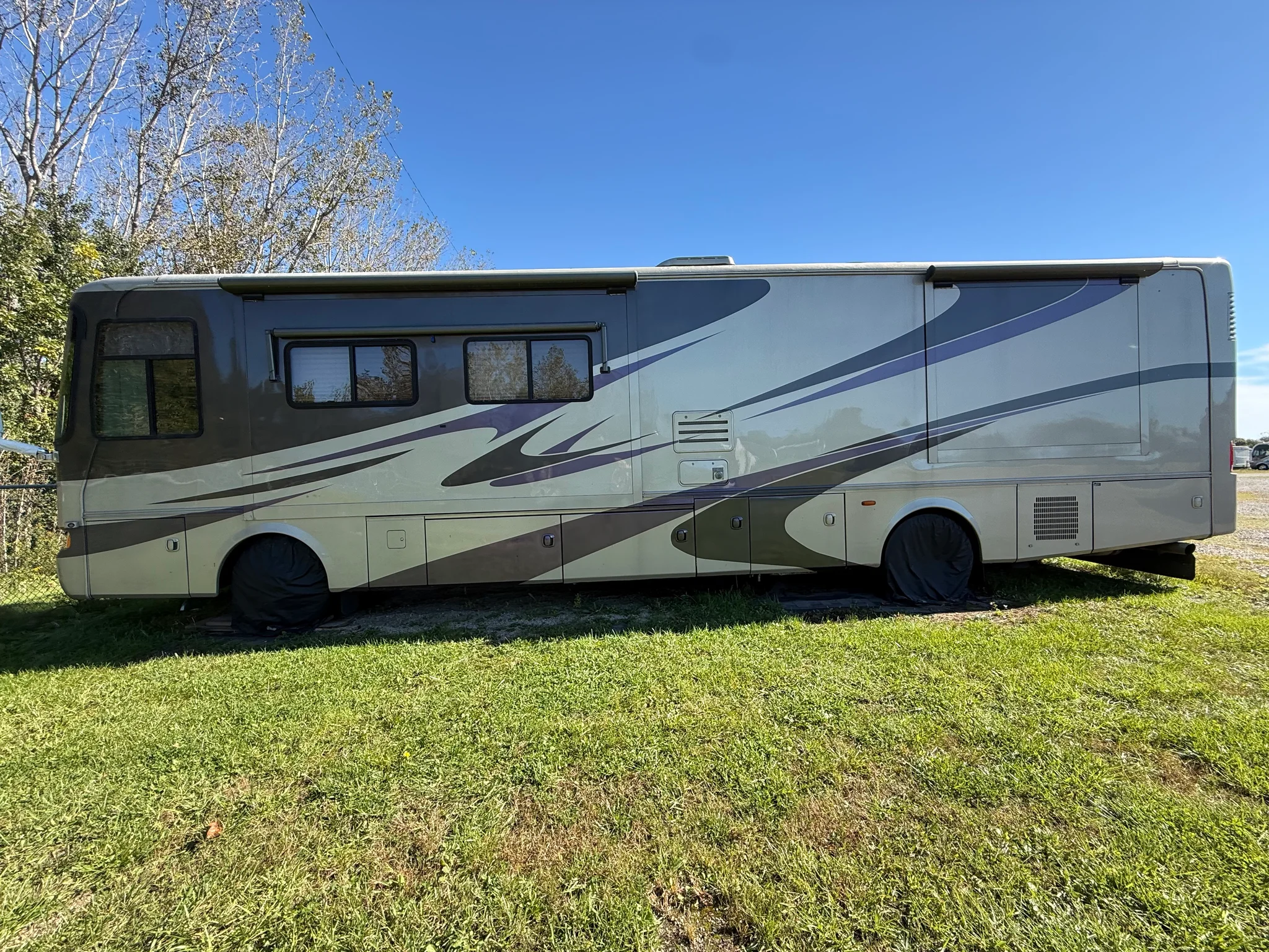 2006 MONACO KNIGHT exterior