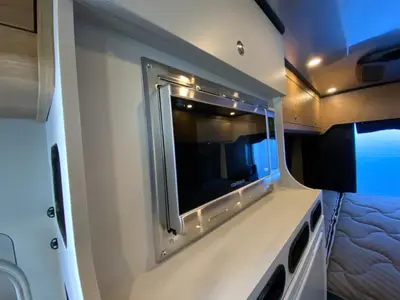 2025 Airstream Rangeline photo 22