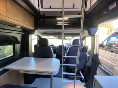 2025 Airstream Rangeline photo 32