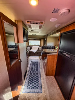 2012 LANCE 1172 TRUCK CAMPER photo 14