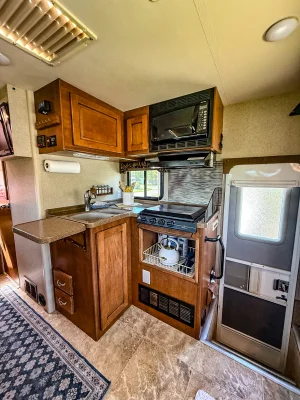 2012 LANCE 1172 TRUCK CAMPER photo 11