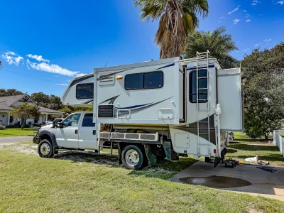 2012 LANCE 1172 TRUCK CAMPER photo 3