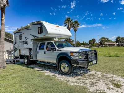 2012 LANCE 1172 TRUCK CAMPER photo 2