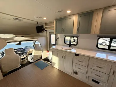2026 Winnebago Suncruiser photo 14