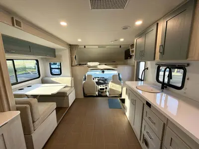 2026 Winnebago Suncruiser photo 13