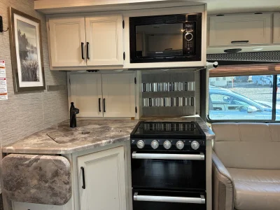 2021 THOR MOTOR COACH CHATEAU photo 2