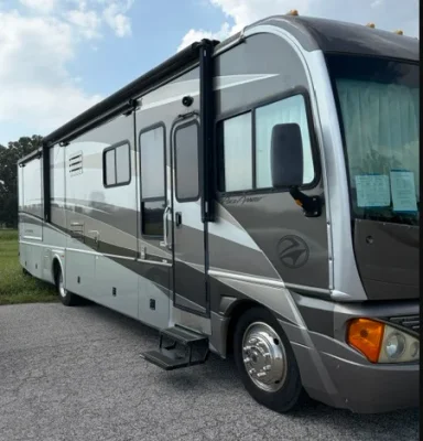2005 FLEETWOOD PACE ARROW photo 2