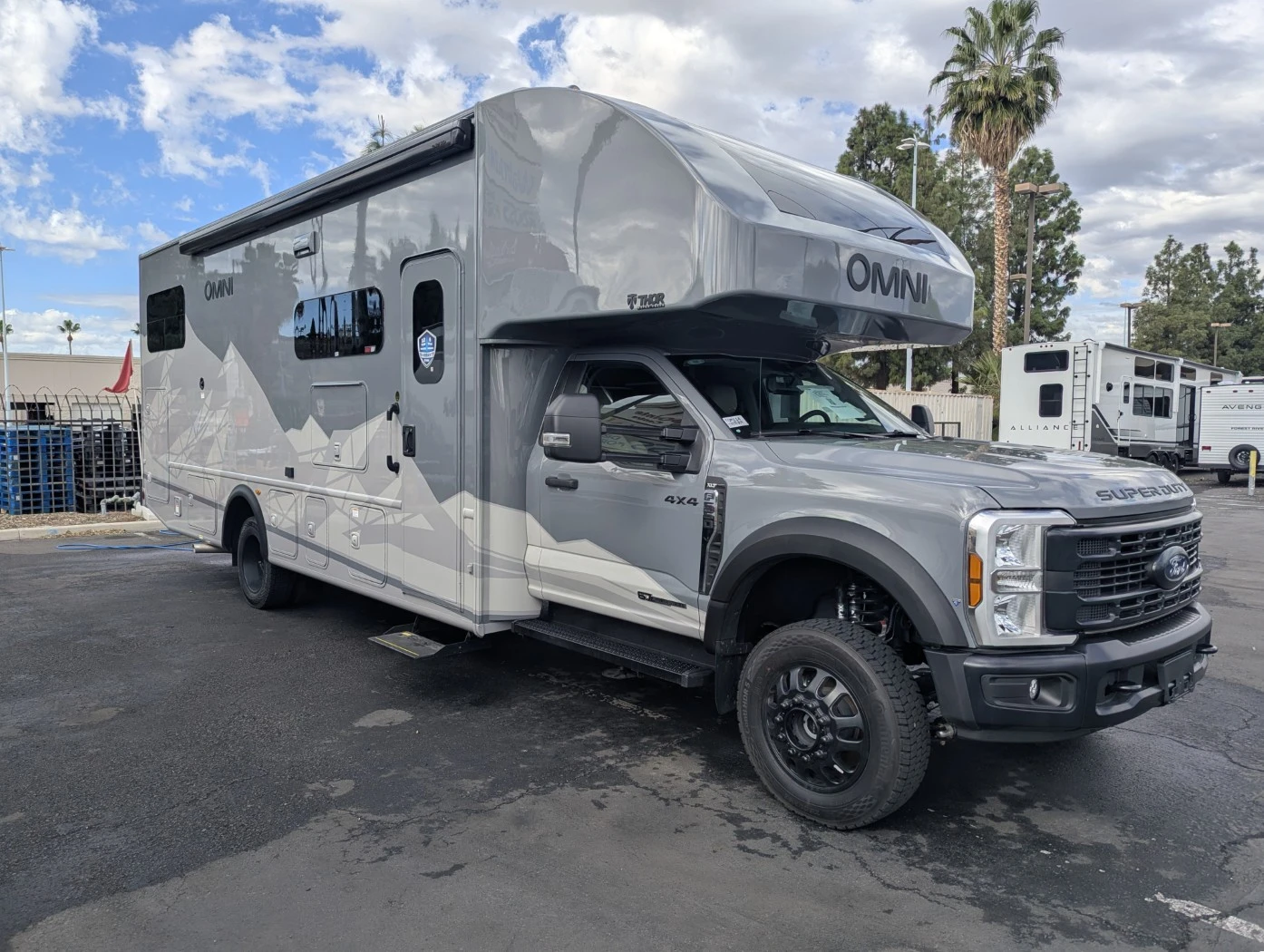 2027 Thor Motor Coach Omni exterior