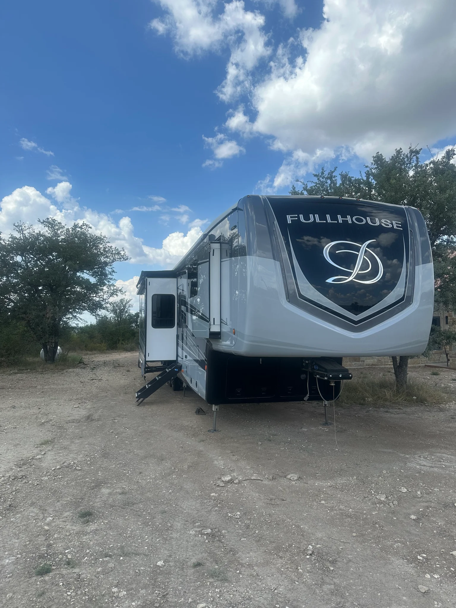 2025 DRV FULLHOUSE exterior
