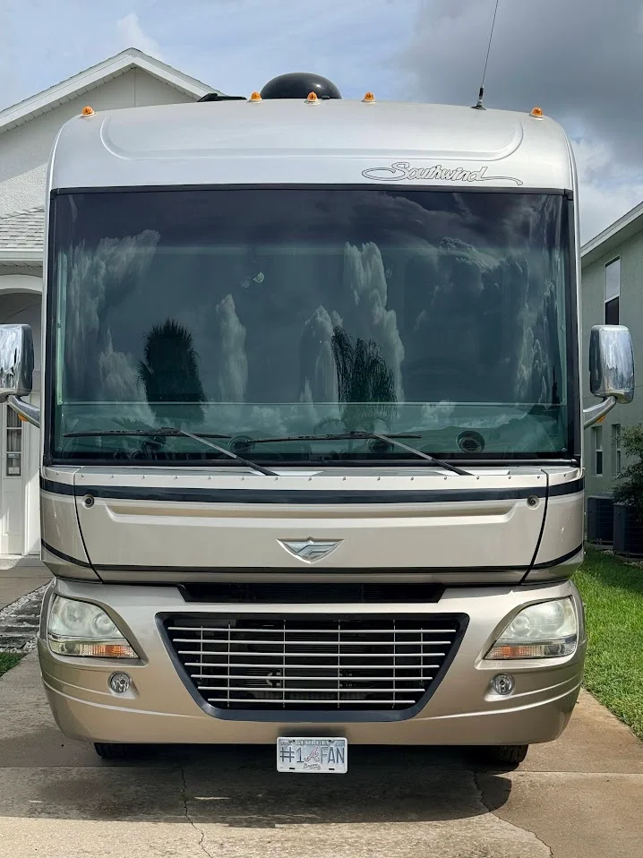 2015 FLEETWOOD SOUTHWIND exterior