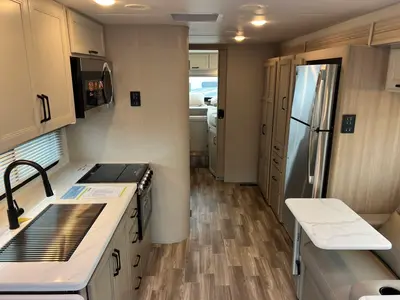 2027 Thor Motor Coach Magnitude photo 5