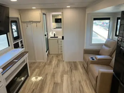 2027 Brinkley Model I photo 2