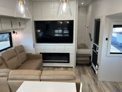 2027 Brinkley Model Z photo 3