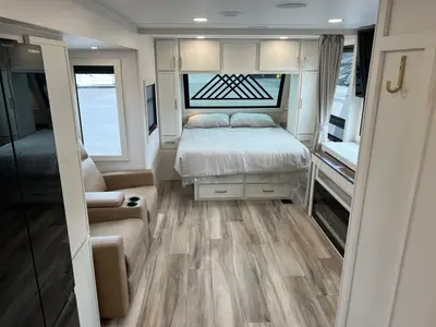 2027 Brinkley Model I photo 3