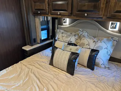 2016 Tiffin Motorhomes Allegro RED photo 23