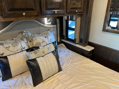 2016 Tiffin Motorhomes Allegro RED photo 25