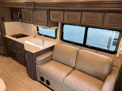 2021 Thor Motor Coach Magnitude photo 7