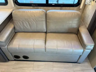 2021 Thor Motor Coach Magnitude photo 8