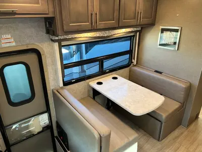 2021 Thor Motor Coach Magnitude photo 16