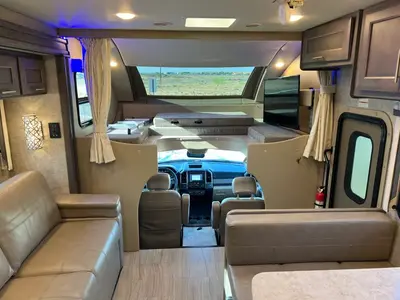 2021 Thor Motor Coach Magnitude photo 3