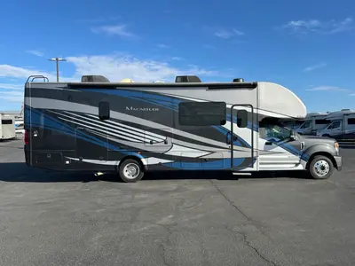 2021 Thor Motor Coach Magnitude photo 28