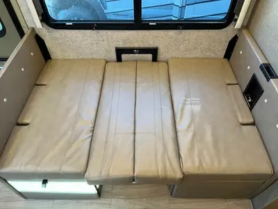 2021 Thor Motor Coach Magnitude photo 18